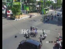 Viral, Aksi Murka Emak-emak Usai Ditabrak Penerobos Traffic Light di Probolinggo