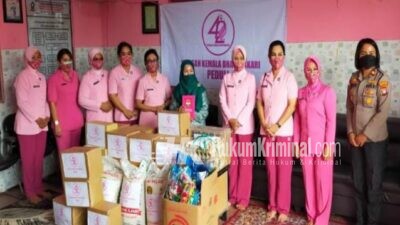Kapolsek Batam Kota Dampingi Ketua Bhayangkari Polda Kepri Baksos Dalam Rangka Peringati HUT YKB-42