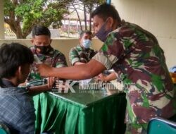 Babinsa Koramil 431-02/Muntok bersama Tim Vaksinator Kodim 0431/Bangka Barat, Tekan Penyebaran Covid-19