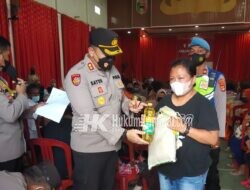 Polres Tanggamus Bagikan Minyak Goreng dan Beras