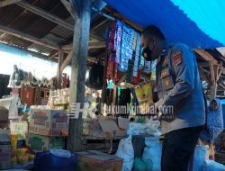 Bhabinkamtibmas Polres Tanggamus Pantau Minyak Goreng di Pasar dan Minimarket