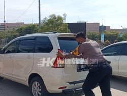 Bhabinkamtibmas Kejaksan Polsek Utbar, Bantu Dorong Mobil Mogok