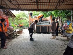 Petugas Gabungan Beri Bantuan Penahan Longsor di Desa Kauman