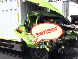 Hantam Belakang Truk Trailer di Jalur Pantura Gebang, Sopir Tergencet
