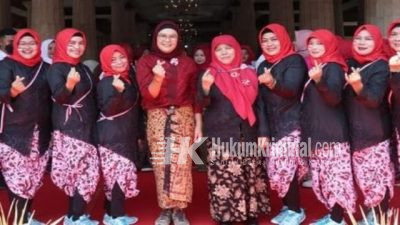 Ibu-ibu di Indramayu Cinta dan Bangga Kenakan Kebaya