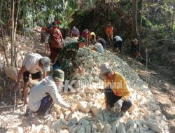 Babinsa Bantu Warga Binaan Perbaikan Jalan Desa