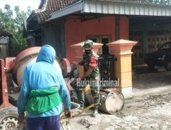 Kerja Bakti Pengecoran Jalan, Masyarakat Dibantu Babinsa