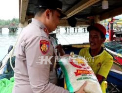 Datangi Langsung Kapal Nelayan, Kapolres Tanggamus Serahkan Bansos di Pelabuhan Kota Agung