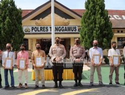 Kapolres Tanggamus Berikan Penghargaan Lima Warga Bantu Ungkap Curanmor di Wonosobo