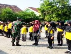 Babinsa Koramil Kalitidu Bojonegoro Latih Baris-berbaris Siswa SD Mojo