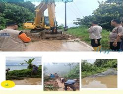Polsek Limau bersama BPBD dan Warga Bersihkan Material Longsor di Jalan Raya Cukuh Pandan