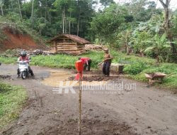 Warga Talang Beringin Antusias Tutupi Jalan yang Berlobang