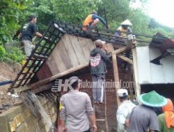 Tanah Longsor Akibat Hujan Lebat, Petugas Gabungan dan Warga Lakukan Evakuasi