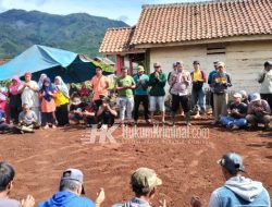 Bhabinkamtibmas Polres Tanggamus  Bersihkan Material Kebakaran 