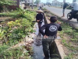 Petani Sawah Gotong Royong Bersihkan Sampah di Saluran Air Gunung Rete