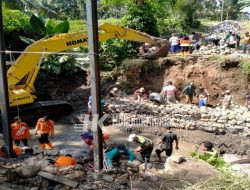 Antusias Warga Tiga Pekon Gotong Royong di Jembatan Perbatasan Dua Kecamatan