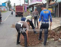 Satlantas Polres Tanggamus, Tutup Sejumlah Titik Jalan Berlubang