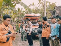 Anggota Polri Dan TNI Tambakrejo, Bersama BPBD Bojonegoro Temukan Rizki Tama, Dalam Keadaan Tak Bernyawa