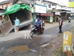 Polsek Pulaupanggung Bantu Evakuasi Mobil Terperosok ke Siring Bahu Jalan