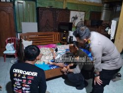 Kapolsek Margomulya Bersama KASAT Samapta Jenguk Mbah Harjo Kardi (Samin) Yang Sakit