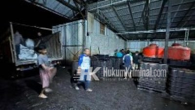 Polda Sumsel, Melalui Dirreskrimsus Amankan Ratusan Ton BBM Jenis Solar Oplosan.