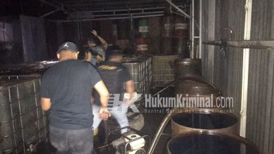 Penyimpangan Hukum BBM Jenis Solar Ilegal Di Kertapati Kota Palembang diamankan Polisi.