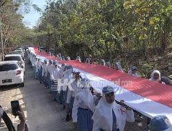 Memperingati HUT RI ke-78 Warga Samin Adakan Upacara dan Arak Bendera Merah Putih Sepanjang 78 Meter