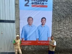 Relawan PPIR Kabupaten Cirebon-Jabar pasang Baliho Prabowo-Gibran