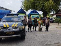 Kapolsek Ngasem Bersama Jajarannya Mengawal Pendistribusian Logistik Pemilu 2024
