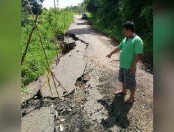 Jalan di Desa Renah Lebar, Kecamatan Karang Tinggi Kabupaten Bengkulu