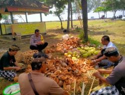Ngayah” Bareng Masyarakat, Bhabinkamtibmas Polsek Blahbatuh Berbaur Siapkan Sarana Upacara.