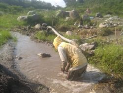 Sungai /Kali Konto Siman, Kecamatan Kepung, Kabupaten Kediri di tambang “Melanggar Hukum”.