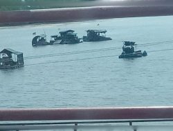 Puluhan Ti Apung dugaan ilegal beraktivitas di Jembatan Perimping Desa Riau, Kecamatan Riau Silip, Bangka.