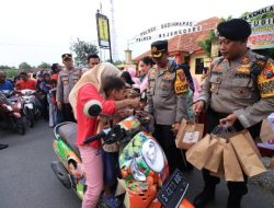 Kapolres Bersama Ketua PYKB Cabang Bojonegoro Bagi-Bagi Takjil Kepada Warga