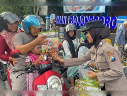 Ramadhan Berkah, Polwan Polres Bojonegoro Bagikan Ratusan Takjil ke Pengguna Jalan
