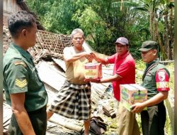 Peduli, Babinsa Koramil Kepohbaru Bojonegoro berikan Sembako ke Warga