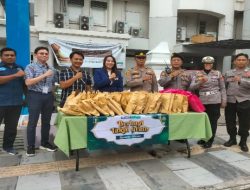 RS Siloam Putra Bahagia bersama Polsek Seltim Bagi-bagi Takjil