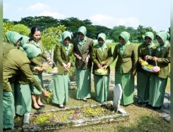 Persit Kodim Bojonegoro Ziarah dan Tabur Bunga ke Makam Pahlawan