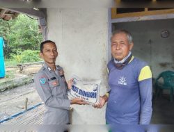 Peduli warga kurang mampu Bhabinkamtibmas Polsek Ngasem menyerahkan Zakat dari Polres Bojonegoro