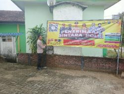Kapolsek Ngasem IPTU Karyoto Pasang Banner Pendaftaran Polri