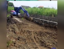 Proses Pelebaran Jalan Teratai di kerjakan oleh CV Payung Jagad di Desa Japan kecamatan Gedek Mojokerto