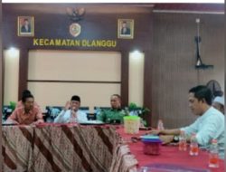 Hadi Gerung Tuntut Pemdes Kedunglengkong Dlanggu untuk menyerahkan lpj penyewaan kios ke pj kades