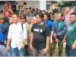 Warga Desa Kedunglengkong Audiensi di Kecamatan Dlanggu Dengan Pemdes Terkait Sewa Kios Desa