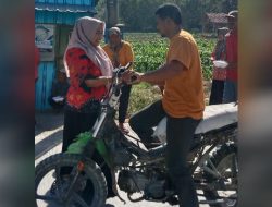 Jum’at Berkah Rumiati Kades Pragelan Bagikan 110 Nasi Kotak
