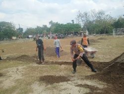 Kades Ngasem berkaloborasi Dengan Babinkamtibmas Adakan Pengurukan Lapangan Menjelang HUT RI