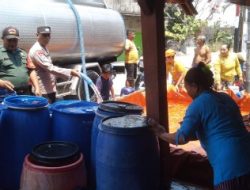 Tanggapi Keluhan Warga, Polsek dan Koramil Ngasem Berikan Bantuan Air Bersih