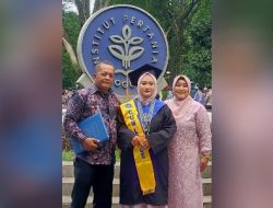 Rasa Haru Lulus Setiawan SH Bersama Mukanah Sang Istri, Dampingi Wisuda Putri Tercintanya