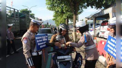 Momen Valentine, Polres Trenggalek Sosialisasi Tertib Lalin dengan Bag-bagi Coklat dan Boneka