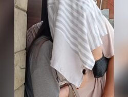 Lagi Asik Berduaan di dalam Rumah Dinas, Oknum ASN Tanjung Jabung Barat Terciduk  RT dan warga