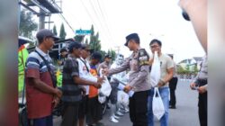 Polisi Peduli, Turun ke Jalan Salurkan Bansos untuk Pekerja Jalanan di Ngawi